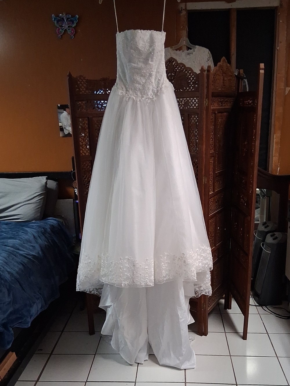 Classic White Strapless Wedding Dress with Lace Hem
